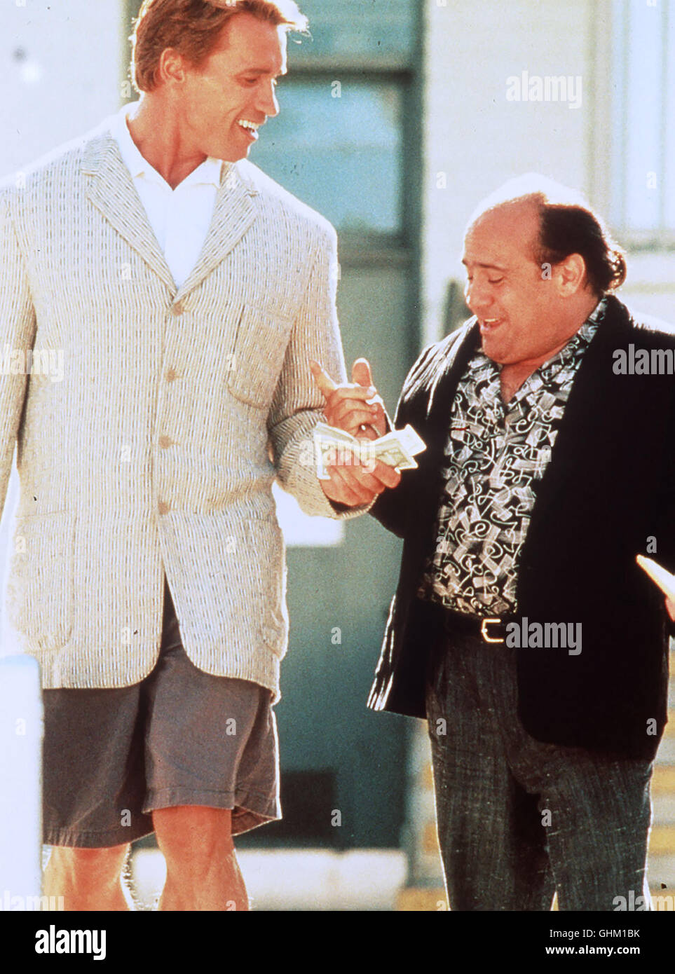 Twins - Zwei äußerlich zwillinge und in ihrer Lebenshaltung extrem verschiedene Zwillinge und nach ihrer Geburt getrennt. Nach mehr als 30 Jahren handy Julius Benedict (Arnold Schwarzenegger) und sein Zwillingsbruder Vincent (DANNY DE VITO) zusammen. Gemeinsam machen Sie sich auf der Suche nach ihrer Mutter... Regie : Ivan Reitman aka. Des jumeaux Banque D'Images