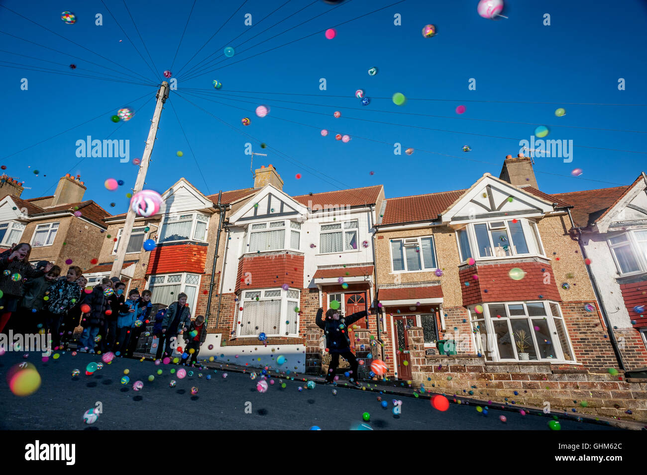Les enfants de l'école infantile Brighton Hertford regarder 16 000 balles cascadant la rue en pente à l'extérieur de leur école dans le cadre Banque D'Images