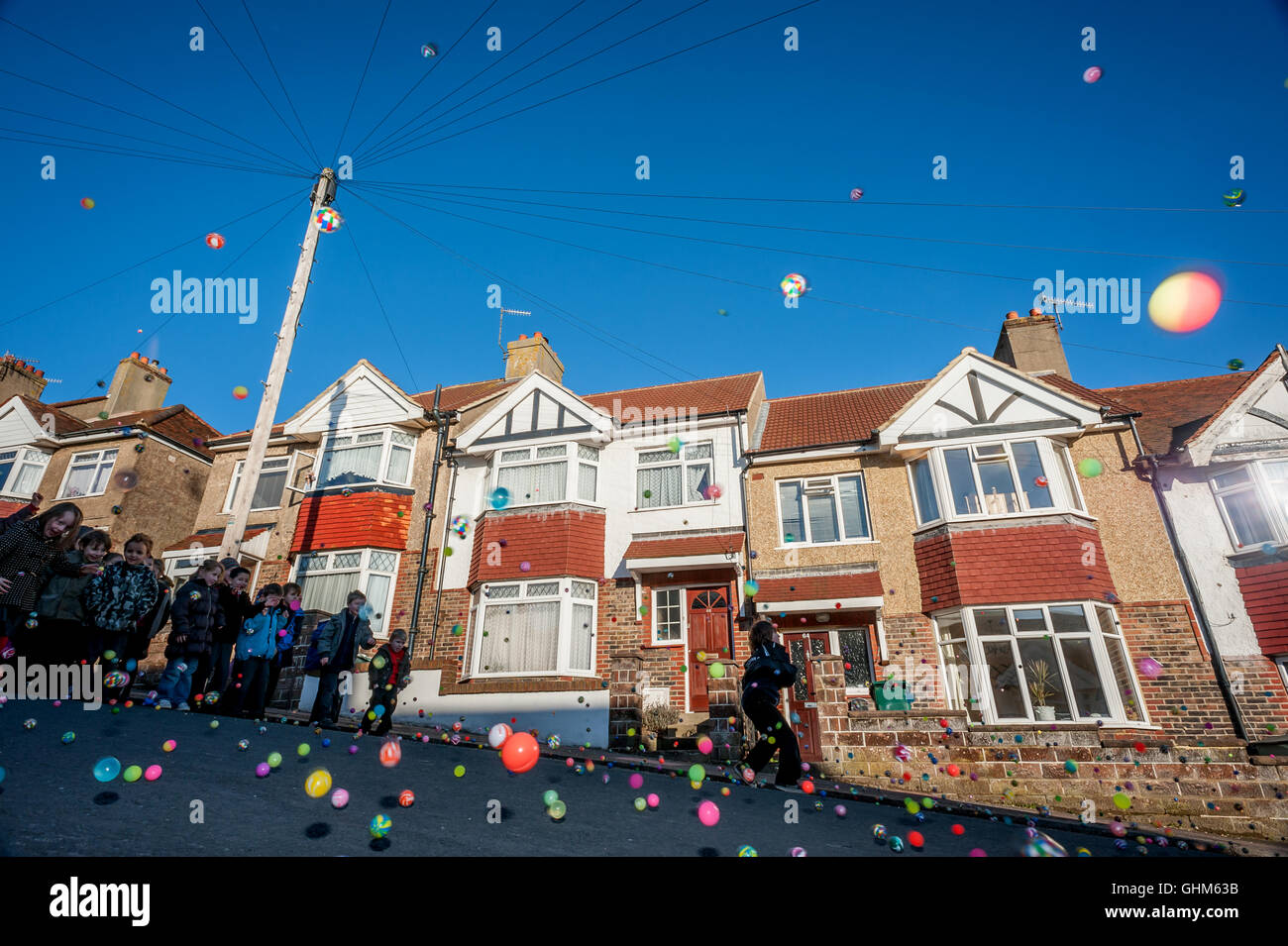 Les enfants de l'école infantile Brighton Hertford regarder 16 000 balles cascadant la rue en pente à l'extérieur de leur école dans le cadre Banque D'Images