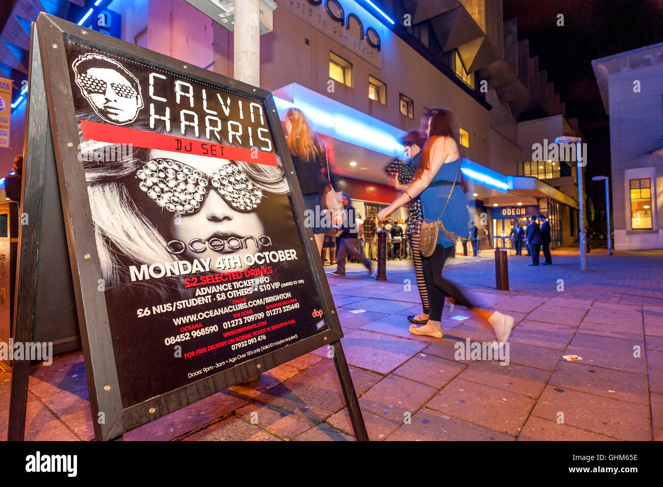 Un DJ par Calvin Harris attirer des foules à Brighton's Oceana Club. Banque D'Images