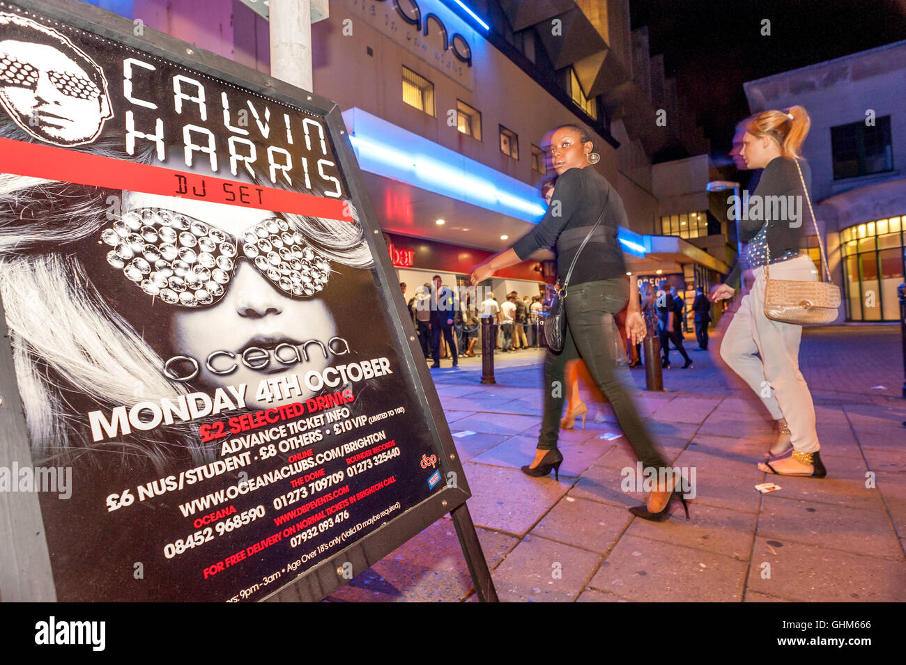 Un DJ par Calvin Harris attirer des foules à Brighton's Oceana Club Photo  Stock - Alamy