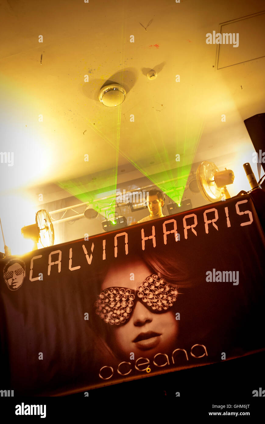 Un DJ par Calvin Harris attirer des foules à Brighton's Oceana Club. Banque D'Images
