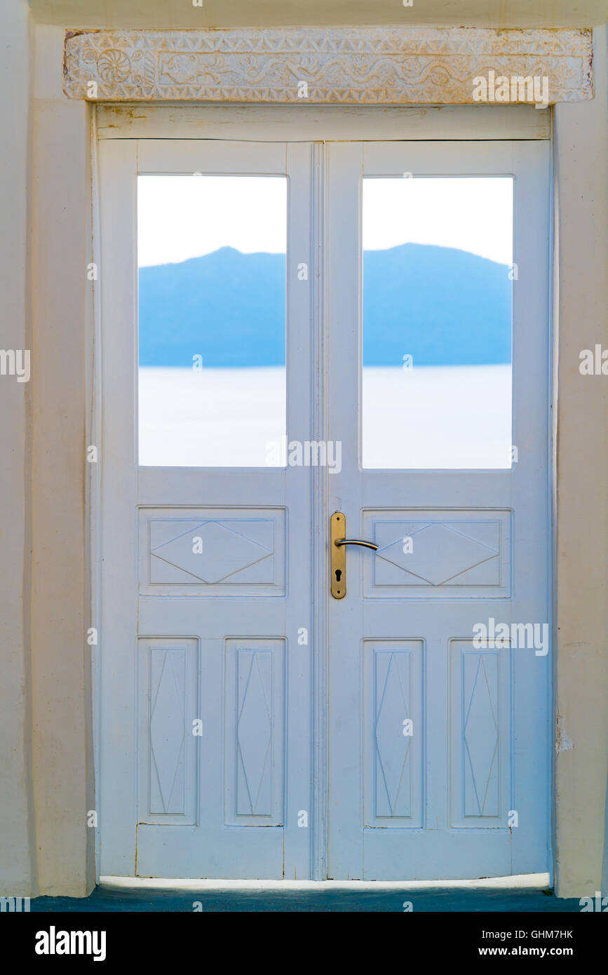 Belle porte en bois blanc, au-dessus de la mer Égée à Oia, Santorini, Cyclades, Grèce Banque D'Images