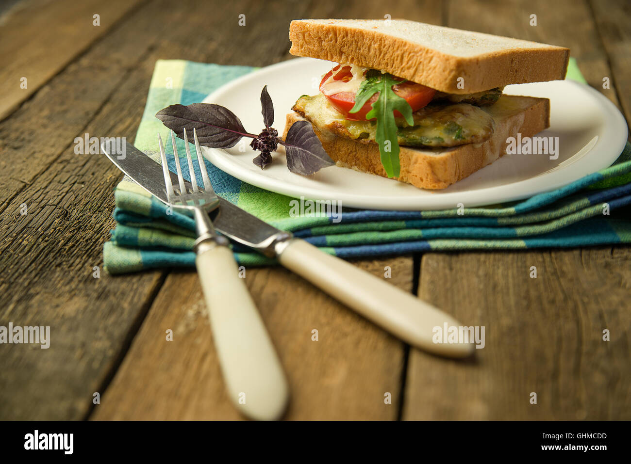 Sandwich avec des légumes sur une escalope et plaque blanche Banque D'Images