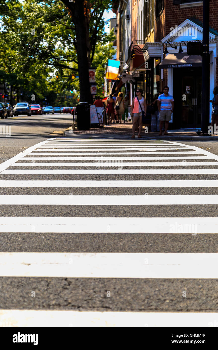 Les gens sur les piétons à pied la vieille ville d'Alexandria en Virginie Banque D'Images