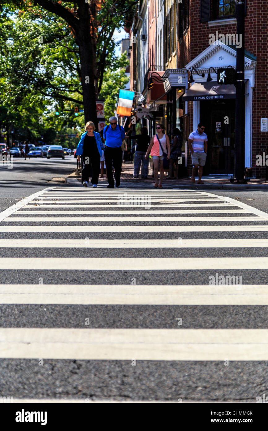 Les gens sur les piétons à pied la vieille ville d'Alexandria en Virginie Banque D'Images