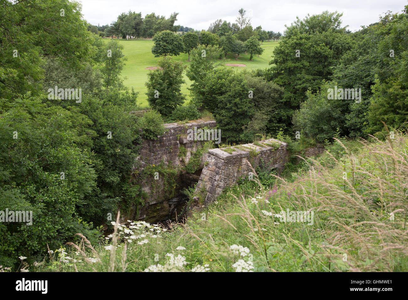 Les ruines de la partie inférieure du barrage au Hareshaw brûler près de Bellingham dans le Northumberland, en Angleterre. Banque D'Images