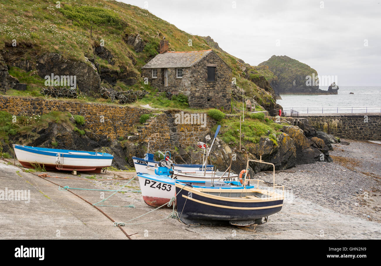 Le joli village de pêcheurs de meneau Cove à Cornwall Banque D'Images