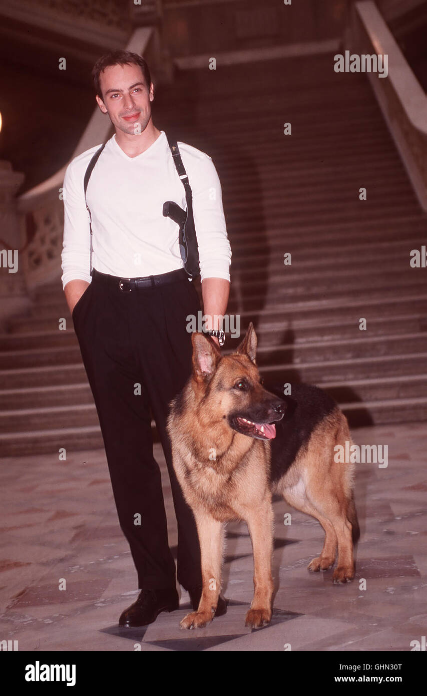 Moritz Hollub wurde vor kurzem aus der Haft ent-lassen. Nachdem die Supermarkt-Kassiererin Maria Stein von einem mas-kierten erschossen Täter wurde, dorure Hollub, der ganz in der Nähe des Tatorts Hauptver wohnt, als-dächtiger. In einer Ver-nehmung durch Alexander Brandtner (GEDEON BURKHARD) beteuert Hollub seine Unschuld und im Gefängnis behauptet, unschuldig gewesen zu sein. Hollubs Nachbarn nicht glauben meurt il est. Eine Hetzjagd beginnt... Regie : Hans Werner aka. Hetzjagd Banque D'Images