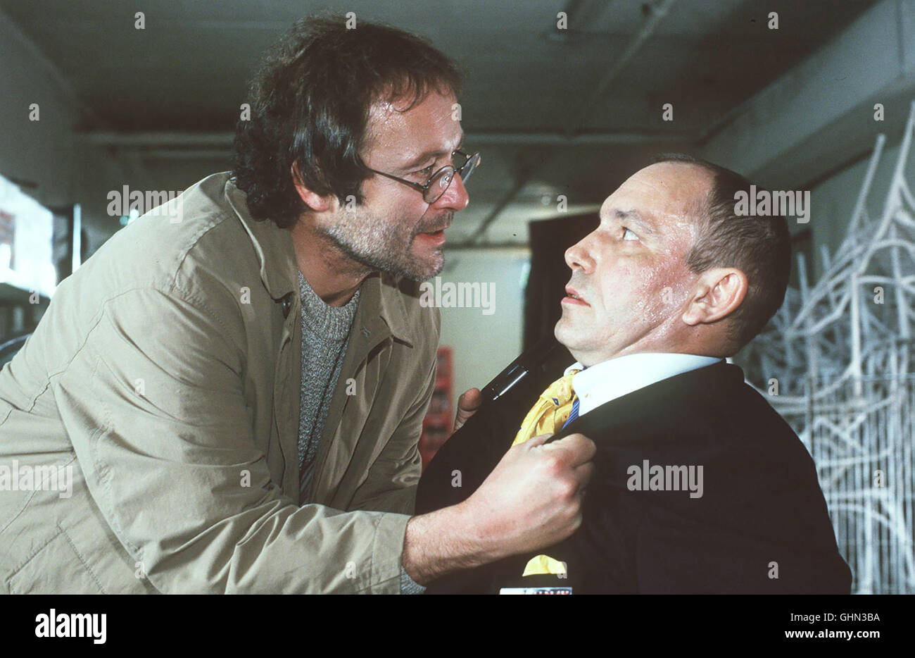 SOKO 5113 Folge : Offene Wunden Ein Mann mit unbekanntem Ziel, der bereits für den Mörder Dauernde einer Waffe wurde zum, läuft durch Mönchen. Die SOKO ermittelt. Foto : Trautmann (ERICH HALLHUBER, l.) hat seinen Peiniger (GERNOT KERBER) gefunden. Regie : Klaus Witting aka. Offene Wunden Banque D'Images