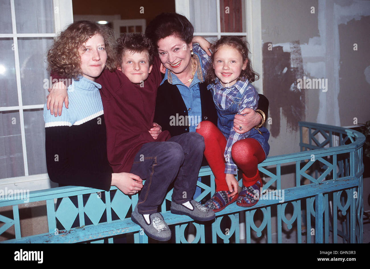 Aufgeregt durch ein romantisches Filmerlebnis kommt Sarah (MARIEKE) BRÜGGMANN Entschluß, bis zur Ehe sexuell enthaltsam zu sein, ubs Wanken. Sie nimmt eine Einladung von Sven übers zu zweit une wegzufahren Wochenende. Doch ist auf ihr Vater Jochen Sven sauer.. : Hier mit Zwilling Turni,Mamia (BRUCK) Zwilling und BIRKE Krause. Regie : Martin Gies/Käthe Kratz aka. 10. Das Erste Mal Banque D'Images