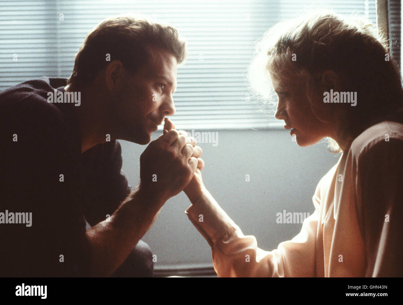 1/2 9 Wochen dauert die Beziehung zwischen der attraktiven ungewöhnliche Elizabeth (Kim Basinger) und dem Börsenmakler Jean (Mickey Rourke). Regie : Adrian Lyne aka. 9 semaines 1/2 Banque D'Images