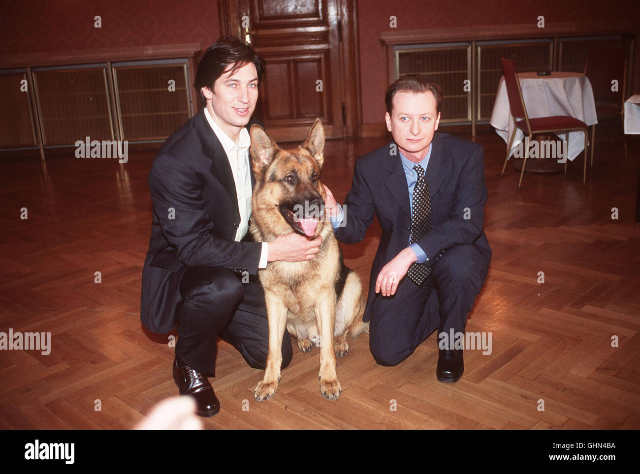 Während eines Aufführung von 'Romeo und Julia' wird der Hauptdarsteller von einem Teil der Dekoration erschlagen herabstörzenden - kein Unfall, sondern die Mord Kommissare Moser (TOBIAS MORETTI), Rex (HEINZ WEIXELBRAUN und BÜck) ermitteln, dass der Tote nicht nur ein ausgeprägtes Liebesleben, sondern auch jede Menge Schulden. Mit Hilfe von Rex wird die Tat nachgestellt. BÜck kann ein weiteres dans letzter Sekunde tödliches en Attentat... Regie : Oliver Hirshbiegel aka. Warum starb Romeo ? Banque D'Images