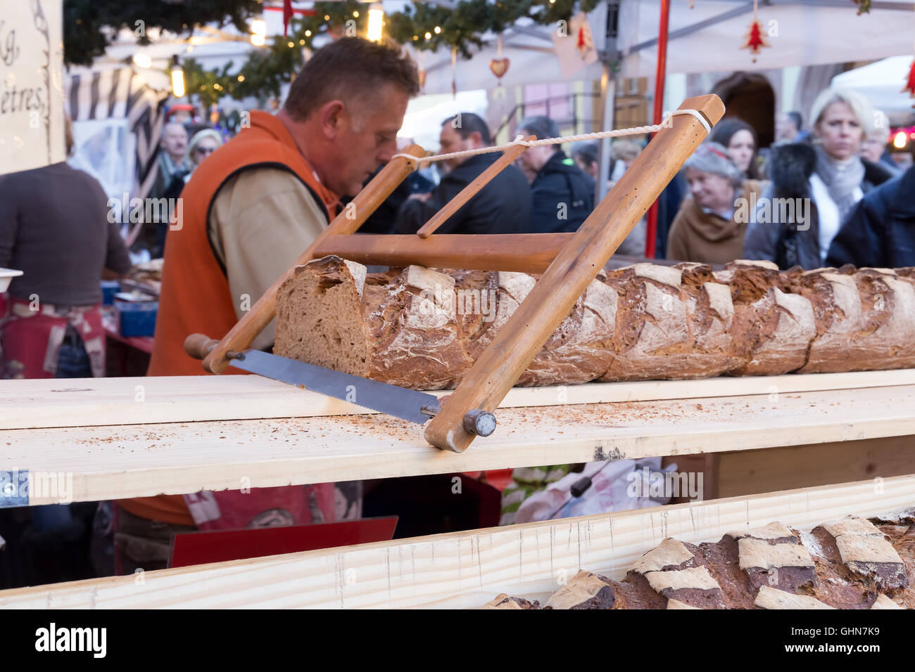 L'énorme miche de pain. Marché de Noël à Riquewihr village pittoresque en Alsace, France. Banque D'Images