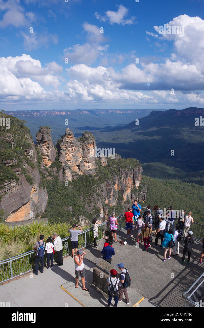 Visiteurs à Echo Point Lookout avec trois Sœurs Blue Mountains Katoomba NSW Australie Banque D'Images