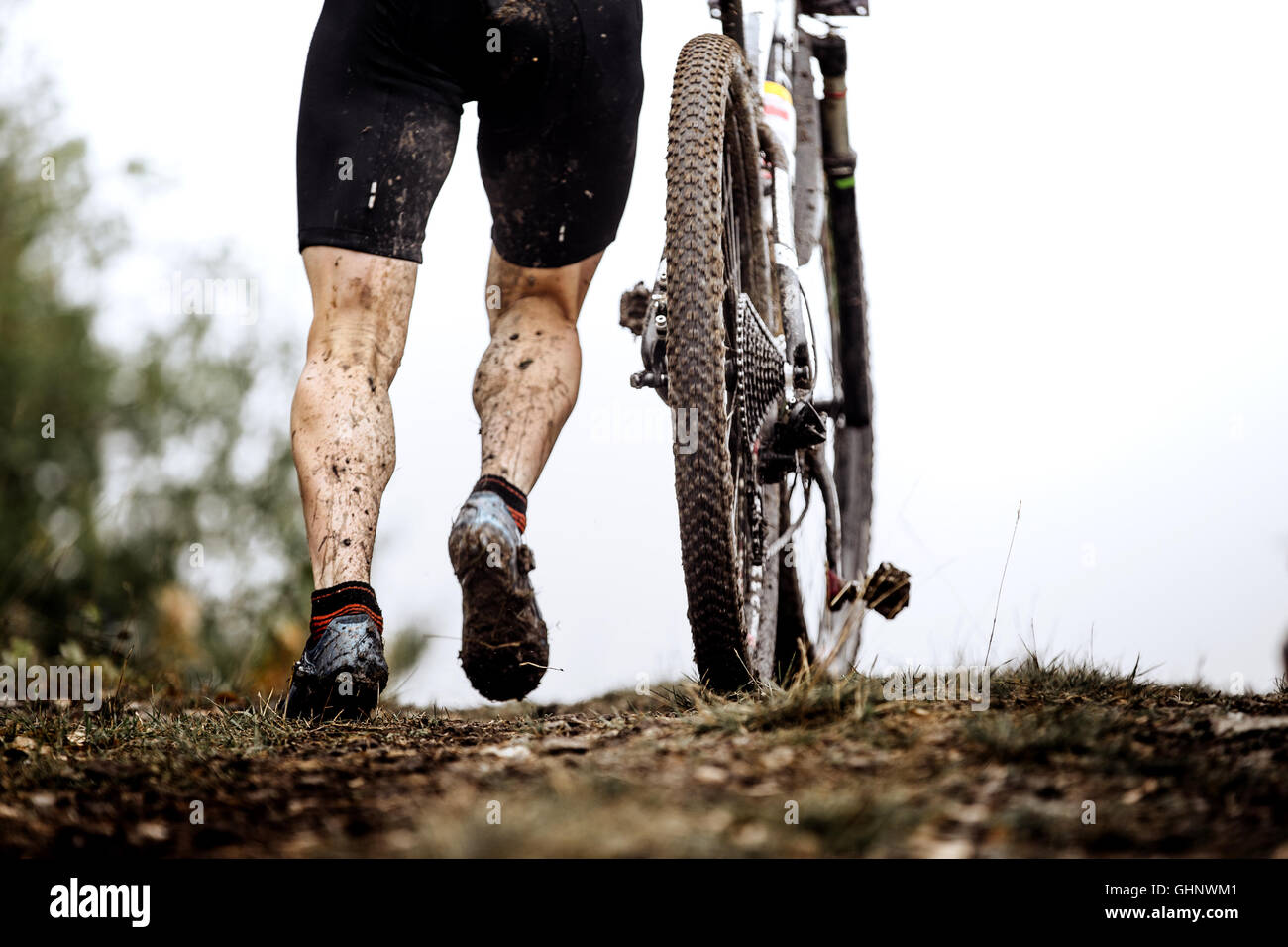 Libre de pieds sales mountainbiker athlète et roue d'un vélo sport Banque D'Images