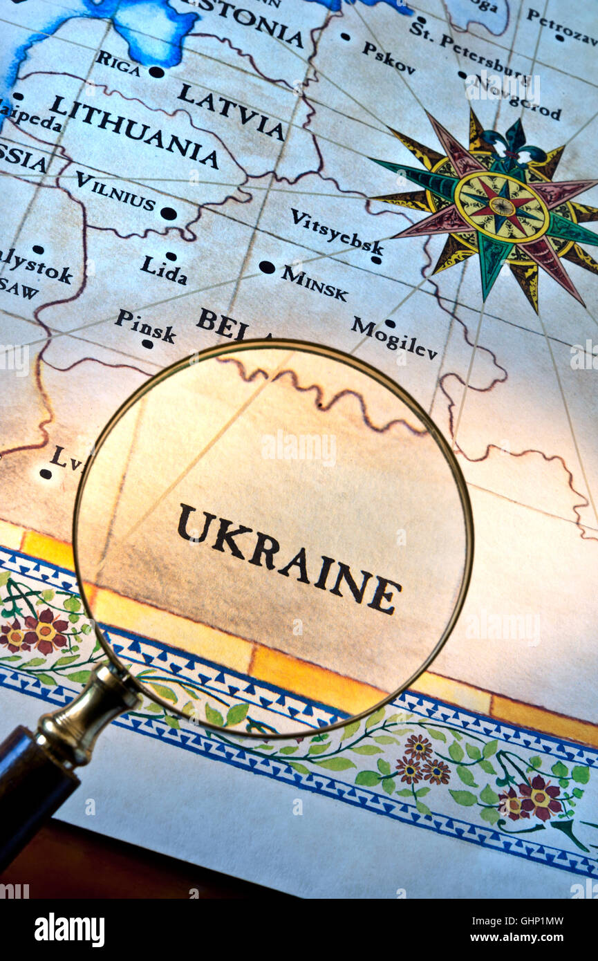 UKRAINE carte de style ancien avec loupe au-dessus de l'Ukraine avec Lettonie Lituanie Minsk et Europe de l'est Banque D'Images