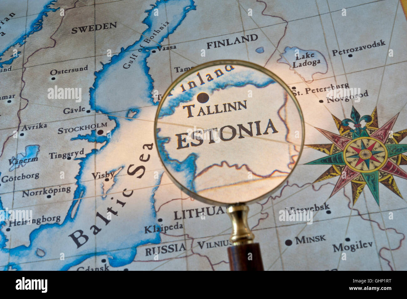 ESTONIE carte de style ancien avec loupe au-dessus du golfe de Finlande avec Estonie et Tallinn avec mer Baltique Suède et Europe de l'est Banque D'Images