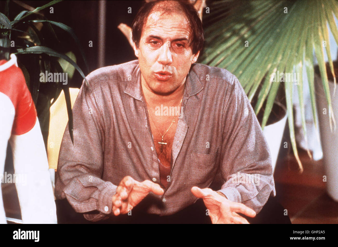 Das große Pokergenie Asso (Adriano Celentano) verspricht senneur Braut, nie wieder Karten anzufassen - aber er schafft es nicht einmal in der Hochzeitsnacht. Ein Killer bringt ihn auf dem Heimweg um... Regie : Franco Castellano, Giuseppe Pipo aka. Asso Banque D'Images