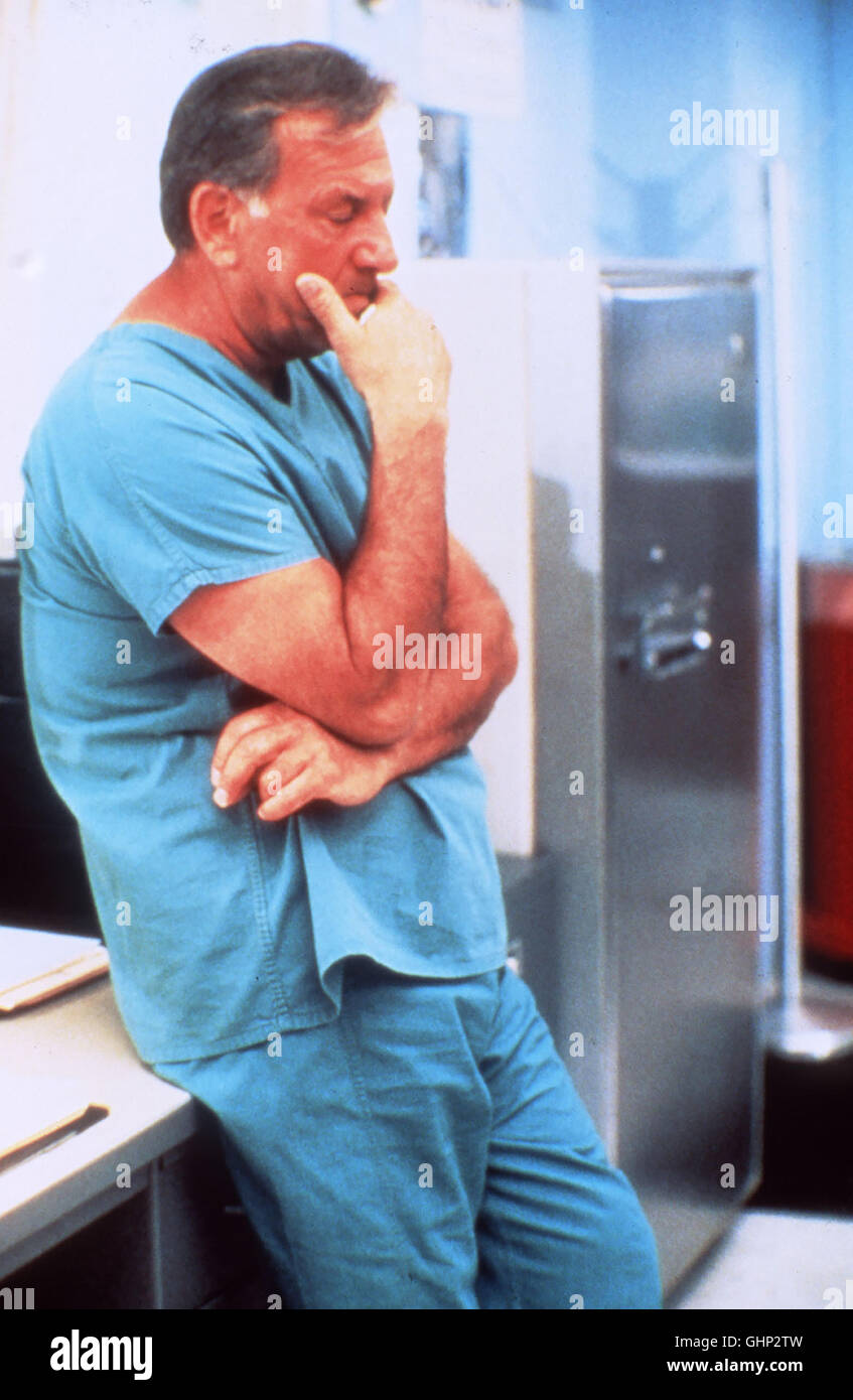 William Talbot étudiant der macht Quincy auf den Tod eines Häftlings bizarren aufmerksam. Voir mit JACK KLUGMAN (Quincy) aka. Der Hot Dog Killer Banque D'Images