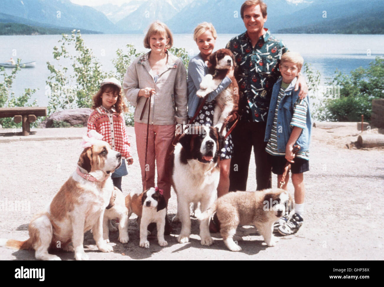 Berhardinerhund Beethoven ist zur großen Überraschung der Familie Newton  auf heimlich Freiersfüßen gewandelt... Bild : Die Eltern George (CHARLES  GRODIN) und Alice Newton (BONNIE HUNT), ihre Kinder Emily (SARAH ROSE  CARR), Ted (