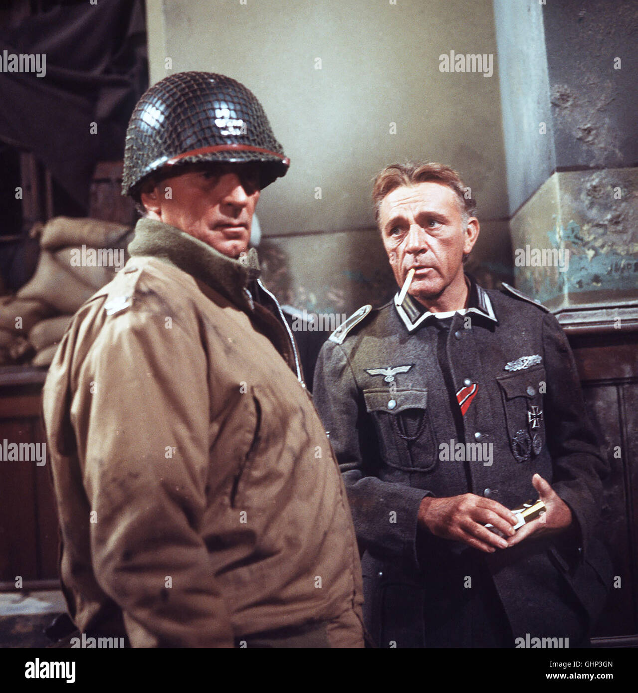 Weiter Abenteuer des Feldwebels Steiner une Ost- und Bad Berka im Sommer 1944 sein und Einsatz für einen gegen Hitler gerichteten Général. Bild : Robert Mitchum (Col. Rogers), RICHARD BURTON (Steiner) Régie : Andrew McLaglen Banque D'Images