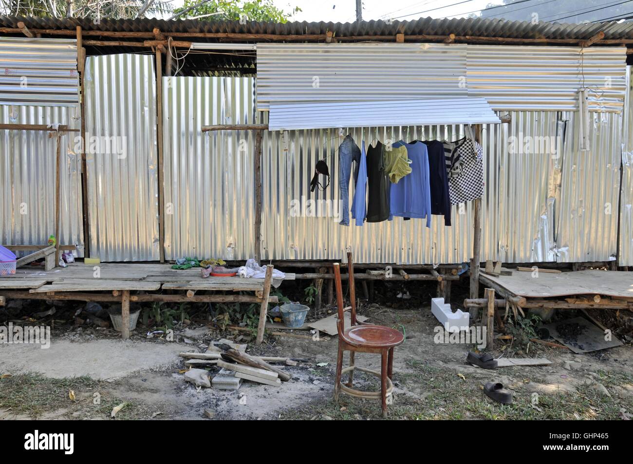 Einfachste Unterkünfte aus Wellblech : Wanderarbeiter à Koh Chang, Thaïlande, Asie Banque D'Images