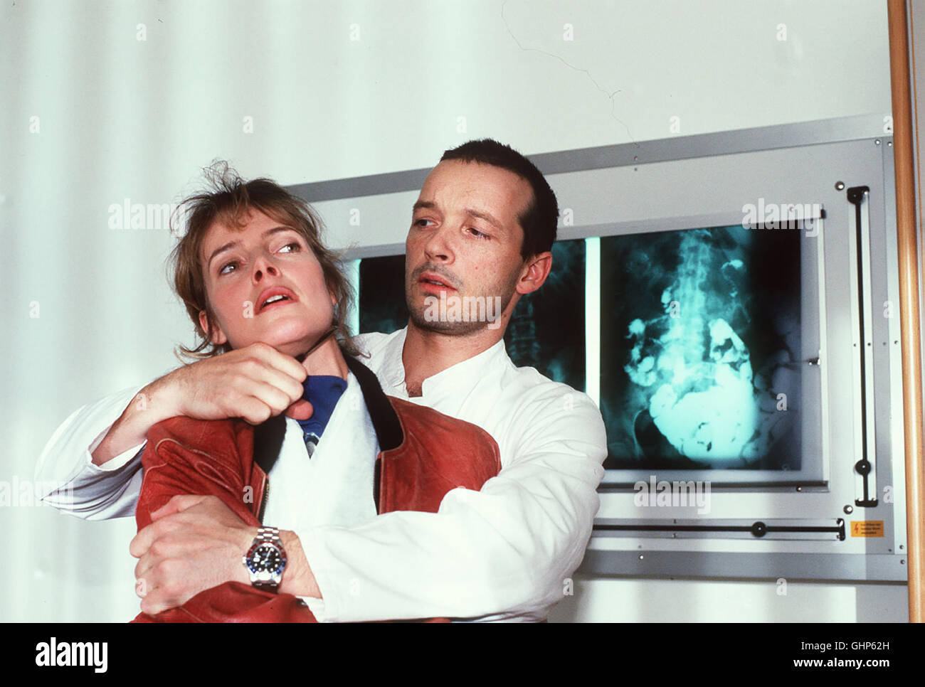 SOKO 5113 Klinikums von der Professeur liegt im Aufzugschacht tot. Im persönlichen Umfeld des Toten gibt es genug Verdächtige : die betrogene Ehefrau, die verlassene Geliebte oder der Kollege mißachtete. Voir mit Maja (CAY HELMICH) und Dr. Jürgen Brack (MICHAEL ROLL). Regie : Klaus Witting aka. Gute Verhältnisse Banque D'Images