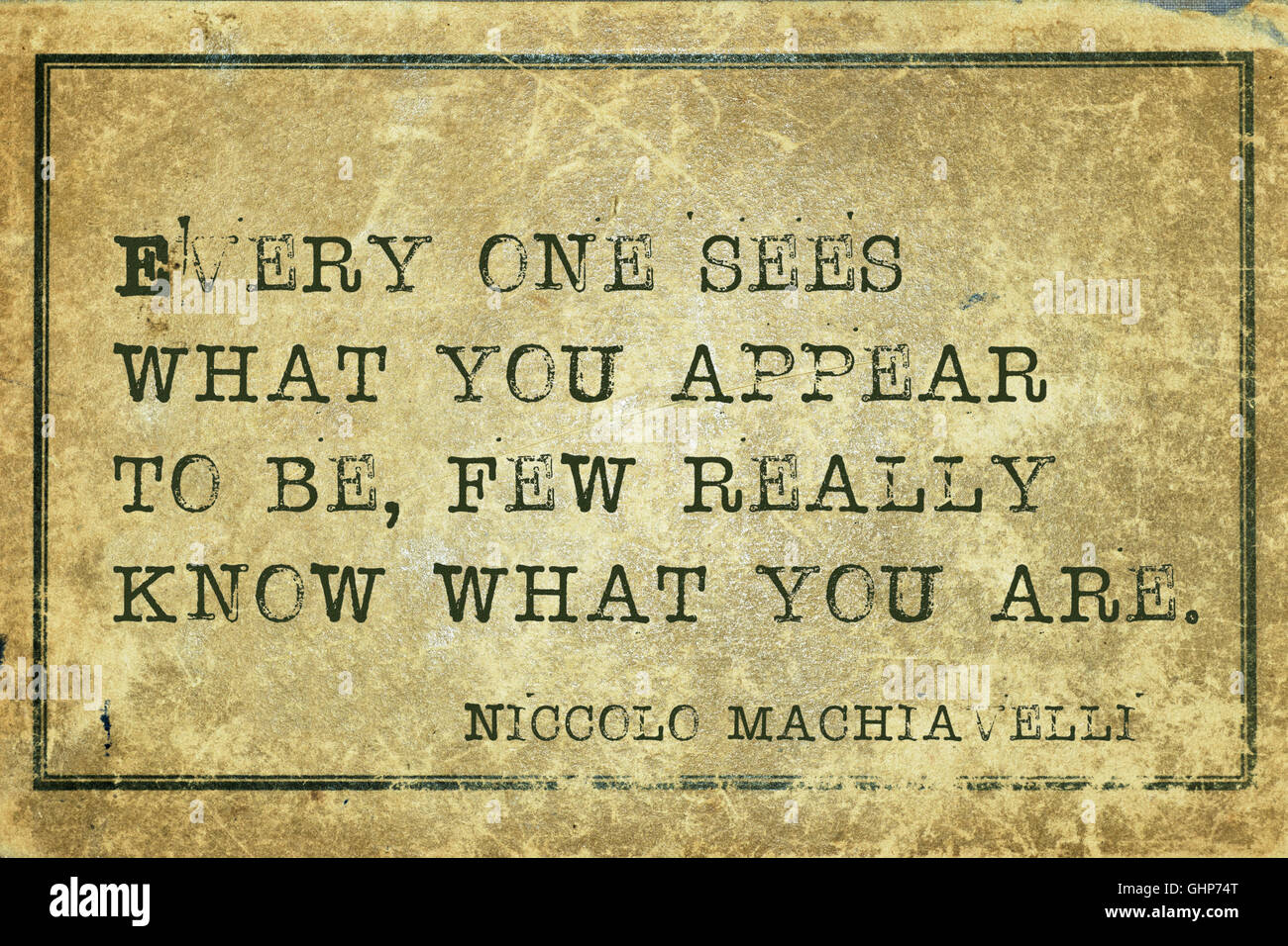Chacun voit ce que vous paraissez - ancien philosophe italien Niccolo Machiavelli citer imprimé sur carton vintage grunge Banque D'Images