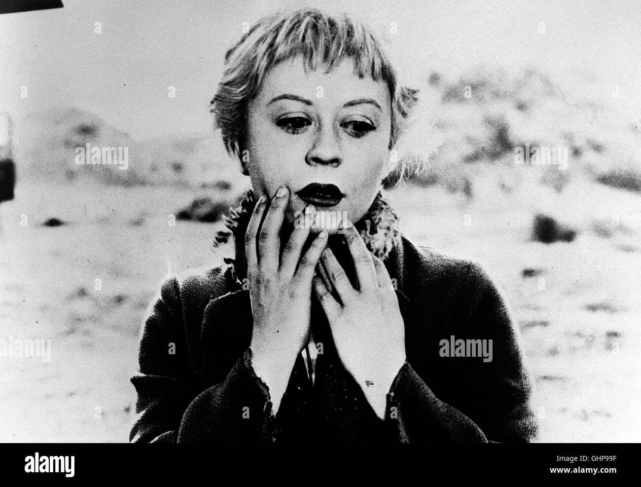 LA Strada italien Federico Fellini - 1954 Für 10.000 lires hat Gaukler die Bäuerin Zampano armen und Tochter Gelsomina (Giuletta Masina) abgekauft . Unwissende und die naïf, doch Gelsomina sensée soll ihn bei seinen unterstützen Darbietungen... Regie : Frederico Fellini aka. La Strada Banque D'Images