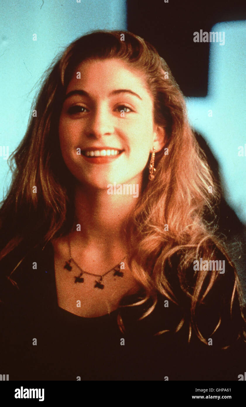 Die STIMME DES TODES 14jährige Lisa (STACI KEANAN) wird von ihrer Mutter streng behütet. Lisa Doch endlich mal se mit Jungs ausgehen. Bei einem harmlosen Flirt am Telefon lernt Sie den schönen Richard kennen. Für Sie selbst ist zwar zu alt - Richard aber vielleicht der richtige il Richard Freund für ihre Mutter... Regie : Gary A. Sherman aka. Lisa Banque D'Images