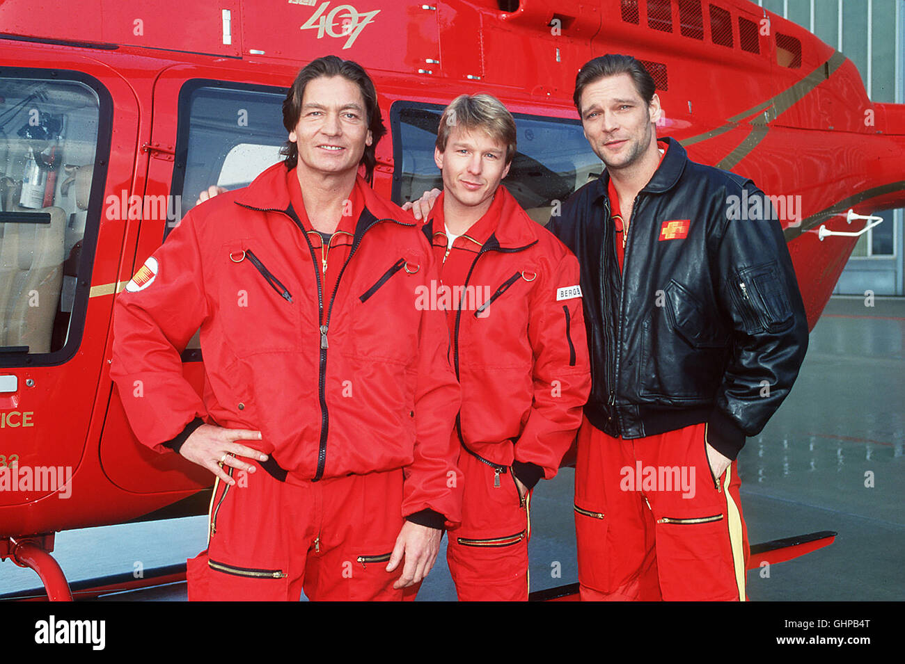 Medicopter 117 - Jedes Leben zählt - Das Medicopter A-Team - Foto vlnr. : Dr Michael Lüdwitz Notarzt (RAINER GRENKOWITZ), Sanitäter Peter Berger (SERGE FALCK) Pilote und Thomas Wächter (MANFRED STÜCKLSCHWAIGER) - fliegt zu einem schweren Auffahrunfall auf einer einsamen Landstraße. Die drei Retter wissen nicht, dass der verletzte Fahrer wahrscheinlich einen gefährlichen äußerst biologischen Kampfstoff transportiert ... Regie : Thomas Nickel aka. Viren An Bord Banque D'Images