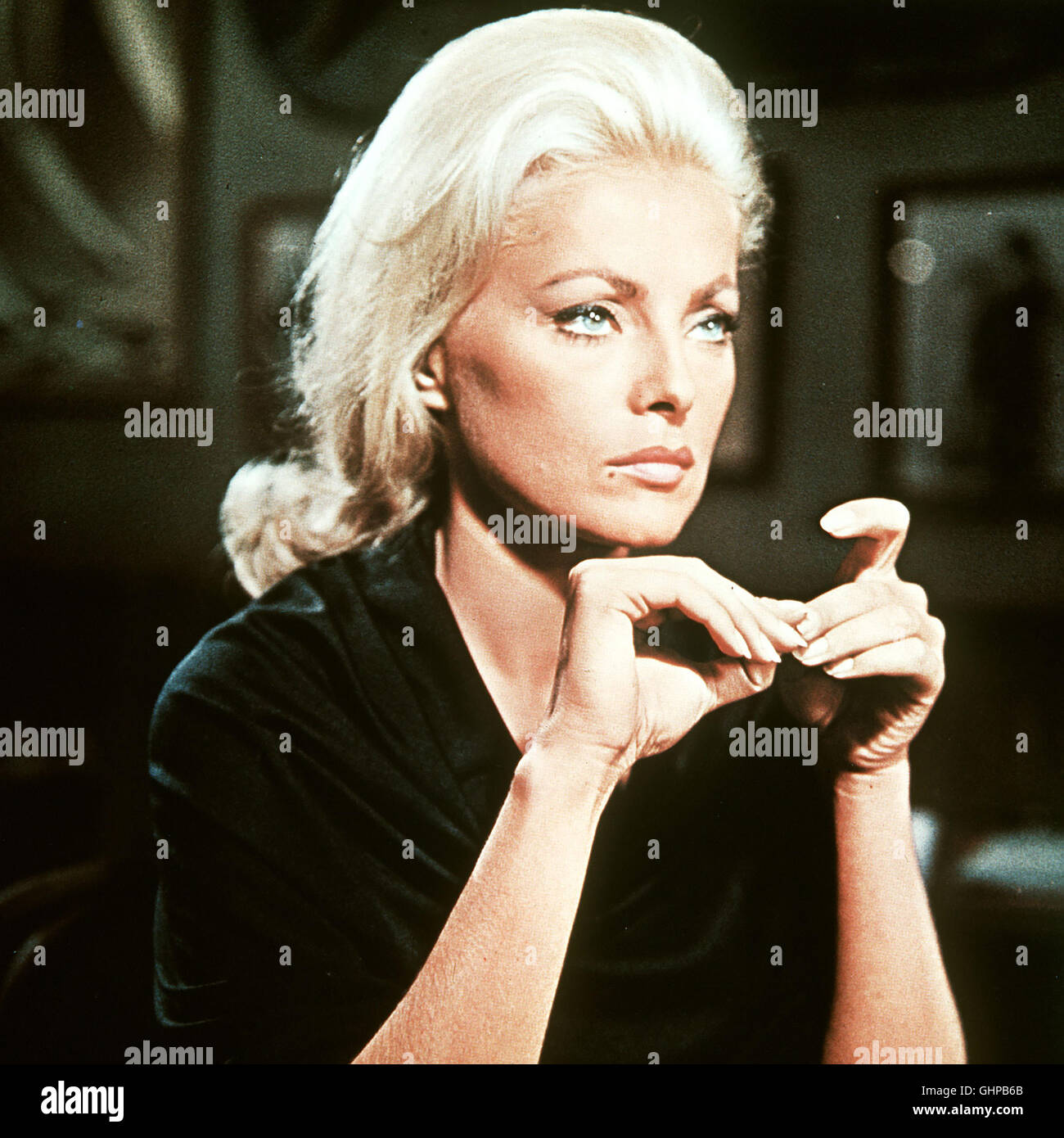 ÜBERFALL AUF DIE QUEEN MARY - Rosa (Virna Lisi) hat auf einer ein Seekarte gesunkenes Millionenschatz entdeckt mit Schiff. Regie : aka Jack Donohue. Voies de fait sur un lit Queen Banque D'Images