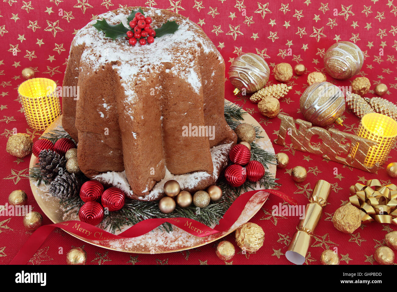 Pandoro Italien Traditionnel Gateau De Noel Avec Le Houx Noel Glitter Signe Decorations Babiole Et Chocolats Emballes D Aluminium Photo Stock Alamy