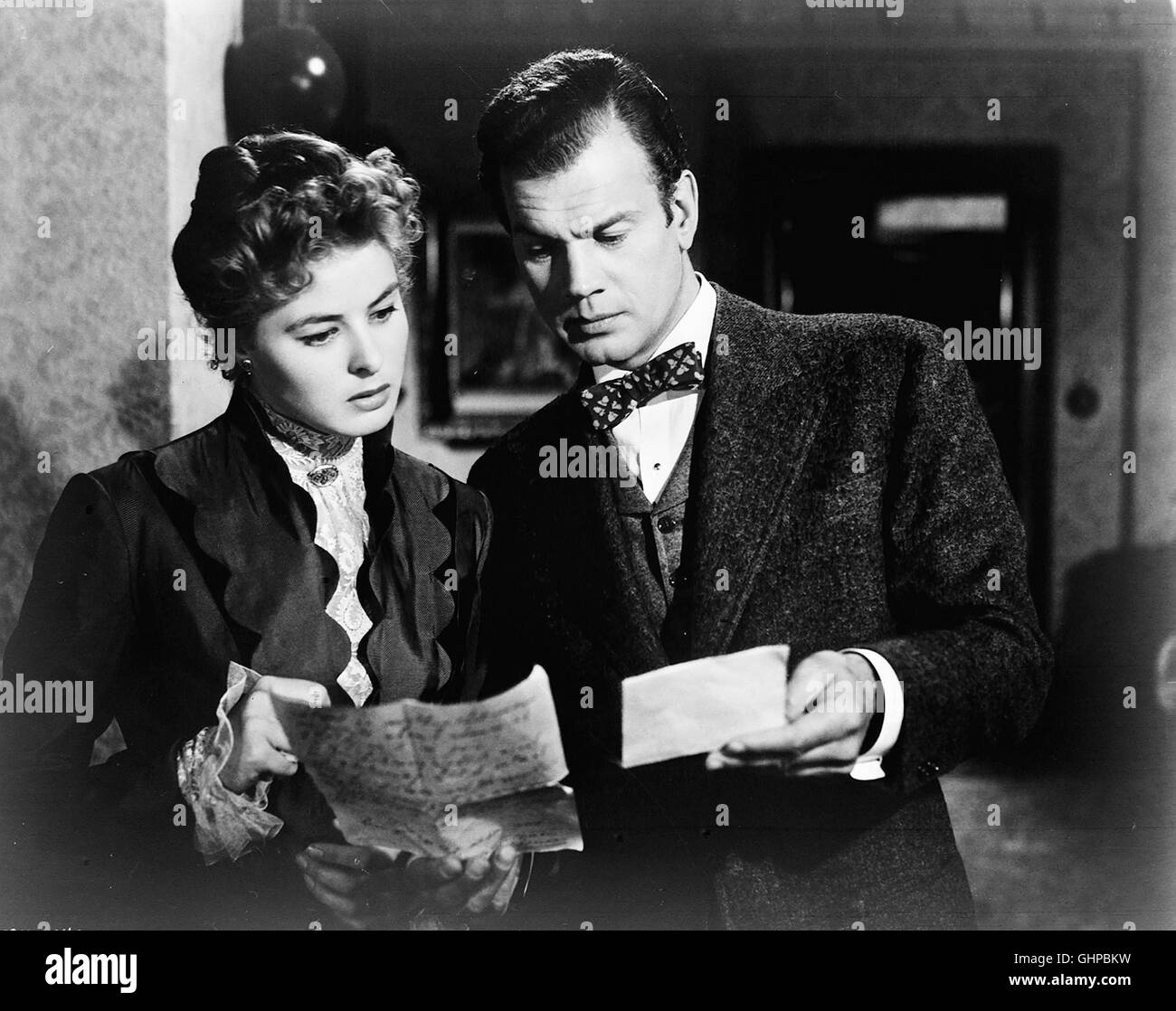 Das Haus der Dame Alquist dans um den gesuchter Dauernde seit langem Juwelen zu kommen und um einen früheren Mord zu vertuschen versucht, ein Musiker, seine Frau durch Suggestion zum possède un zu treiben. Voir mit Paula Alquist (Ingrid Bergman) und Brian Cameron (Joseph Cotten). Regie : George Cukor aka. Gaslight Banque D'Images