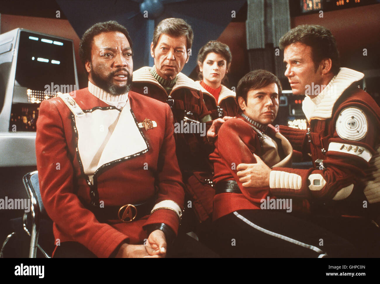 Star Trek II - Der zorn des khan Kirks modifier Erzfeind appliqué Khan mit einem gekaperten Raumschiff ein, une main-d'das am 'Genèse'-Projekt arbeitet : einem Materieumwandler, der in den falschen Händen zur tödlichen Waffe werden kann. Foto vlnr : (unbekannt), le Dr McCoy (DEFOREST KELLEY), Saavik (Kirstie Alley), Chekov (Walter Koenig), l'amiral Kirk (William SHATNER). Regie : Nicholas Meyer aka. Star Trek II - La colère de Khan Banque D'Images