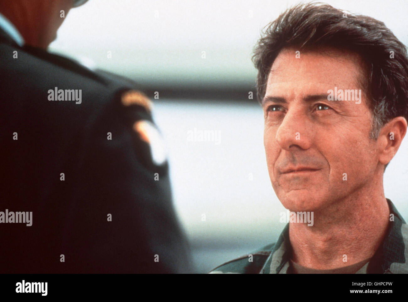 LAUTLOSE ÉCLOSION - Killer - In der kalifornischen Klein-Stadt Cedar Creek bricht eine tödliche plaies aus. Offenbar wurde ein aus Afrika importiert Killervirus... Bild : Der Virologe Sam Daniels (Dustin Hoffman) versucht in einem Wettlauf mit der Zeit, Anti-Serum ein zu finden. Regie : Wolfgang Petersen aka. Déclenchement Banque D'Images