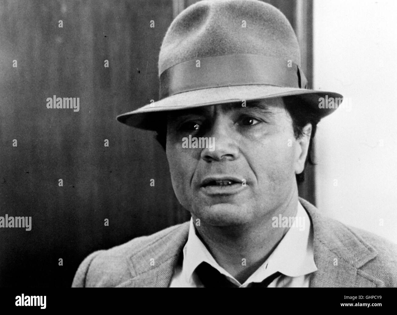 JOE DANCER - EIN HARTER BROCKEN - reich ist Tiffany, schön und geheimnisvoll - und sie braucht einen Privatdetektiv. Joe Dancer soll ihren Bruder finden. Er hat sich von einflussreichen abgesetzt-senneur politisch Familie. Kurz bevor Joe Dancer den Mann dans seinem Versteck dans der findet ancien Wüste, wird dieser erschossen. Auch ein Freund danseurs kommt ums Leben. Unterdessen erstrecken seine Beziehungen zu sich nicht nur Klientin senneur aufs Berufliche. Eine gefährliche Beziehung, wie sich bald herausstellt... Bild : Joe danseur (Robert Blake) Régie : Reza S. Badiyi aka. La Big Black comp Banque D'Images