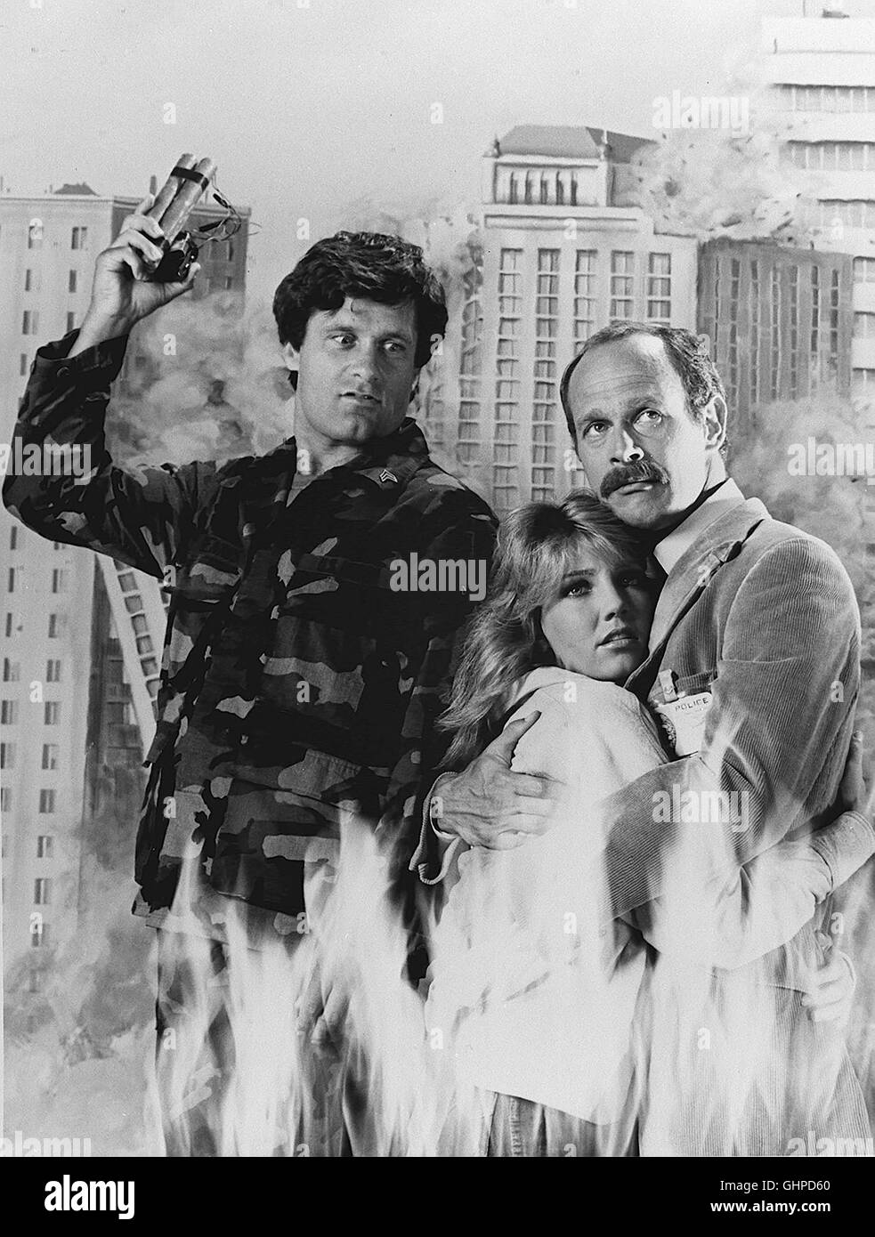 Ville-KILLER - Eine Stadt EN PANIK - Mit der Sprengung Wolkenkratzers unberechenbare und möchte der psychopathe Leo Calb (TERENCE KNOX,l) der jungen Andrea (HEATHER LOCKLEAR) beweisen, wie sehr er sie liebt. Andrea sucht Schutz und Hilfe bei Lieutnant GERALD McRANEY (George). Sie sich als dans la NHI, bahnt verliebt sich eine Katastrophe un... Regie : Robert Lewis aka. City Killer Banque D'Images