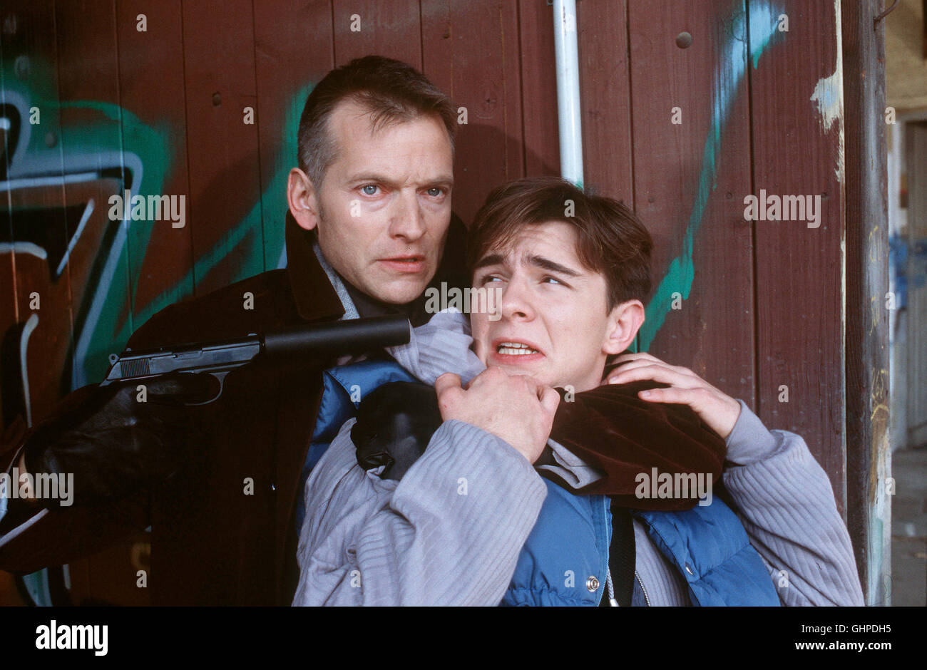 SOKO 5113 - Tod eines Schülers : Malte Hoffmann wird auf einem verlassenen Fabrikgelände erschossen aufgefunden - ein Fall für die SOKO 5113. Foto : Herr Keller (JOACHIM IFFLAND, l.) und Daniel David Gebhard (CESMECI). Regie : Zbynek Cerven aka. Eine Nummer zu gross Banque D'Images