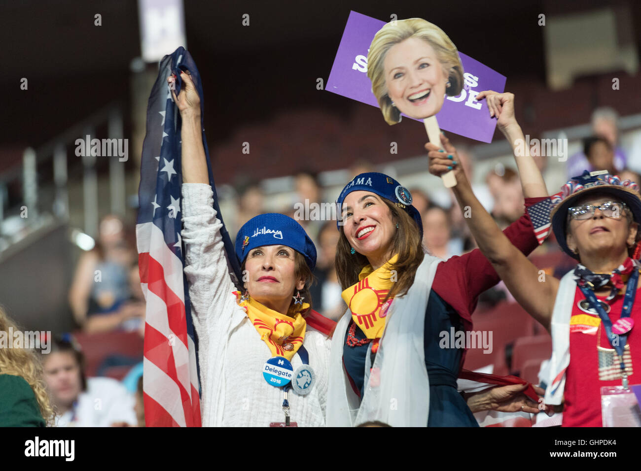 Les délégués d'Hillary Clinton sur le troisième jour de la Convention Nationale Démocratique à la Wells Fargo Center le 27 juillet 2016 à Philadelphie, Pennsylvanie. Banque D'Images