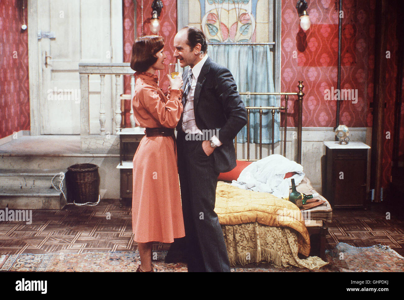 Bett ein voller Gäste - Ein Ehepaar findet in seinem Hotelzimmer überall die Fremde Gäste - Hotelleitung ist völlig überfordert. REINHARD GLEMNITZ Hans-Dieter (Schiemke) PATRICIA BARHAM (Nancy) Régie : Herbert Fuchs aka. Von KomÜdie Dave Freeman Banque D'Images