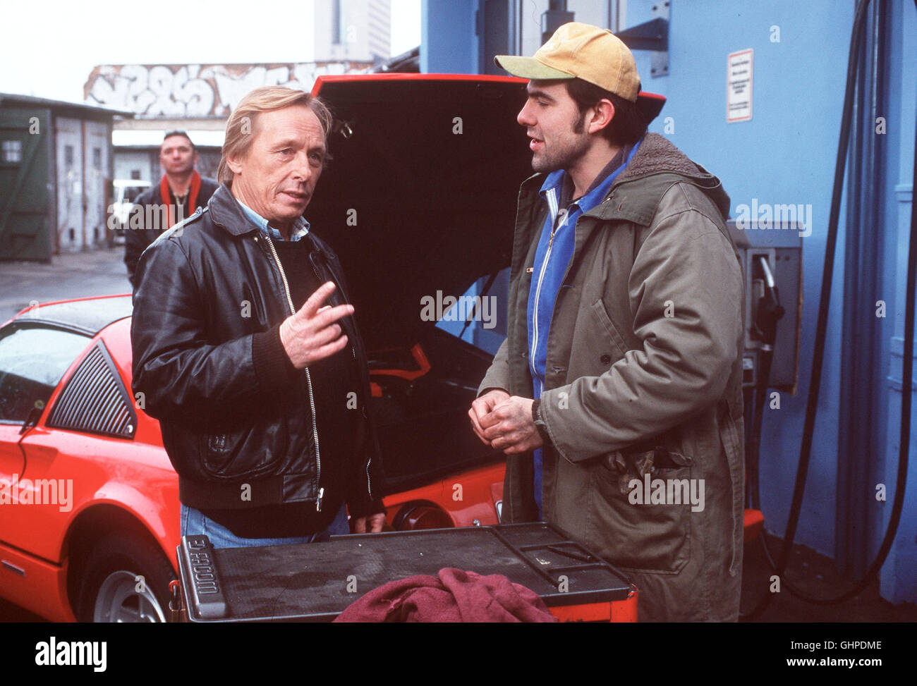 Folge : Ziel der Begierde Detektiv Matula (CLAUS THEO GÄRTNER, l.) stößt auf seinen bei Ermittlungen einige Informationen über den aufschlußreiche Herzensbrecher, der in seinem luxuriösen Wohnwagen die Welt von Dame verwöhnt. Nach dem Brandanschlag er konnte ihn selbst nicht mehr befragen. Regie : Ernst Josef Lauscher aka. Ziel der Begierde Banque D'Images