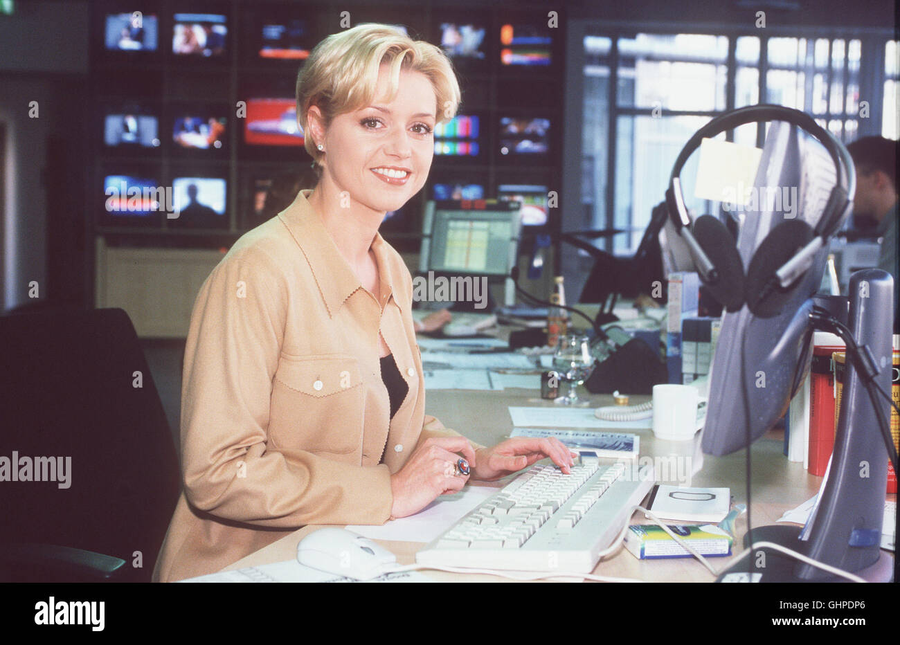 18:30 - Frischer Wind bei '18:30' : seit dem 1. Novembre senden die SAT.1-Hauptnachrichten aus dem neuen News-Studio im SAT.1-Medienzentrum à Berlin-Mitte. 7 Hôtels gleichzeitig mit dem, der ein dreijähriges Provisorium als 'Untermieter' bei n-tv, beendete wurde auch das von der Design ASTRID FROHLOFF moderierten News-Sendung komplett überarbeitet. Banque D'Images