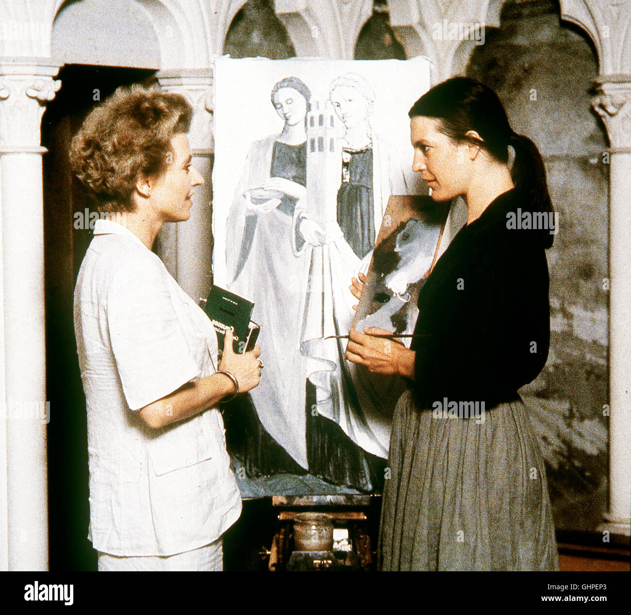 Ruth, Die Frau des Friedensforschers Franz, hat Angst vor Menschen. Malt Sie und träumt in schwarz/weiß. Olga, Literaturdozentin, ist mit dem Theaterregisseur Dieter verheiratet. Franz bittet die selbständige Olga, um sich seine Frau zu kümmern raisonnable... HANNA SCHYGULLA - Olga, ANGELA WINKLER - Ruth Regie : Margarethe von Trotta Banque D'Images