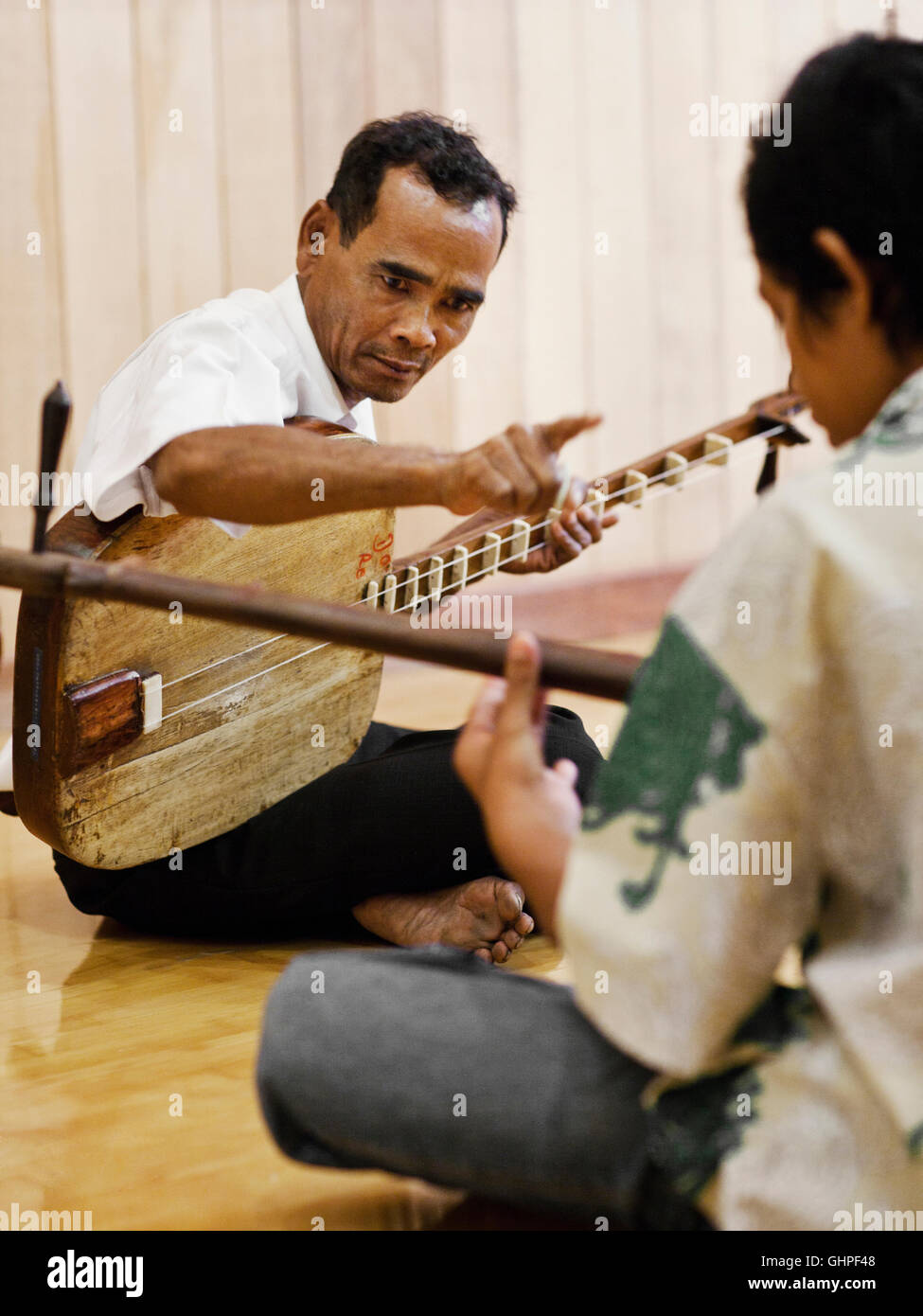 Maître Chapei Suon Peng enseigne à un jeune étudiant à l'Cambodge Living Arts studio d'enregistrement à Phnom Penh, Cambodge. Banque D'Images