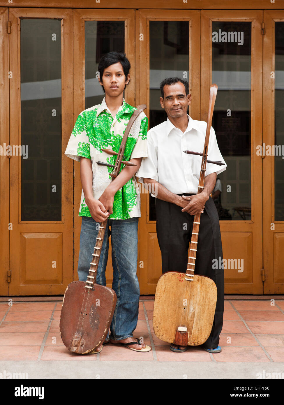 Maître Chapei Suon Peng et un jeune étudiant à l'Cambodge Living Arts studio d'enregistrement à Phnom Penh, Cambodge. Banque D'Images