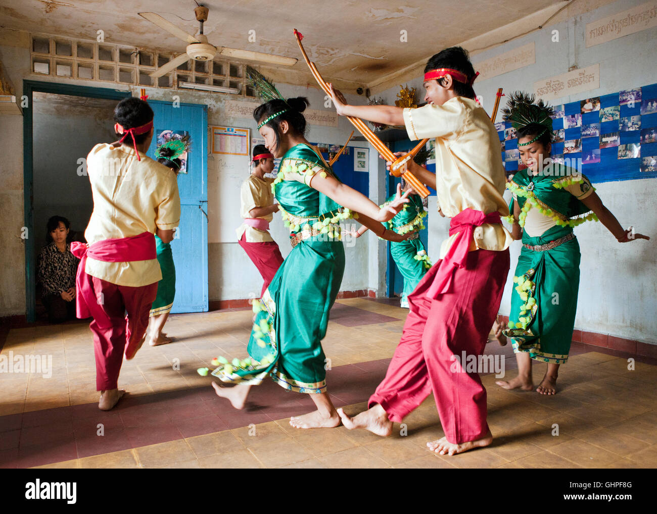 Les étudiants en provenance du Cambodge Living Arts répéter la danse folklorique traditionnel Khmer à Phnom Pehn, au Cambodge. Banque D'Images