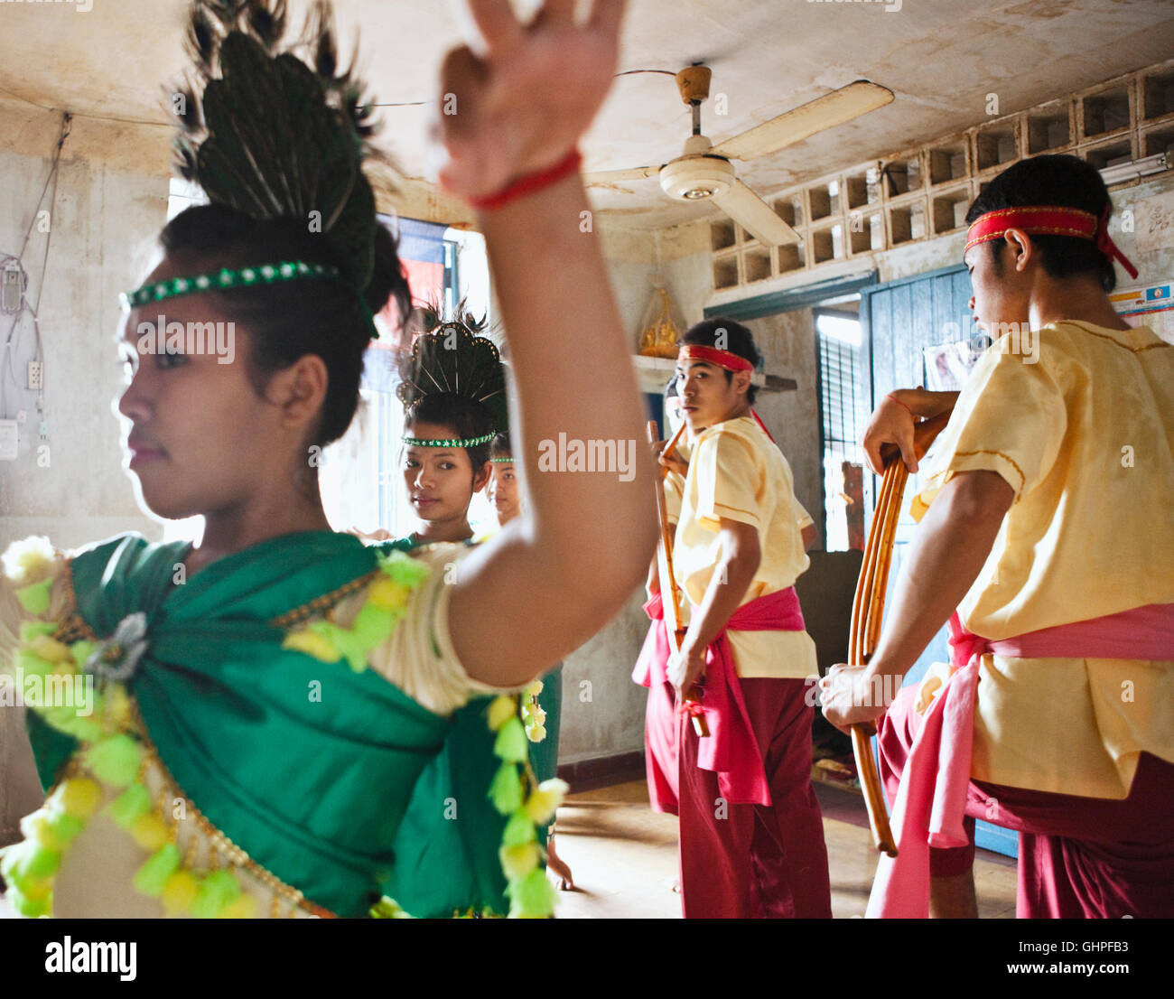 Les étudiants en provenance du Cambodge Living Arts répéter la danse folklorique traditionnel Khmer à Phnom Pehn, au Cambodge. Banque D'Images