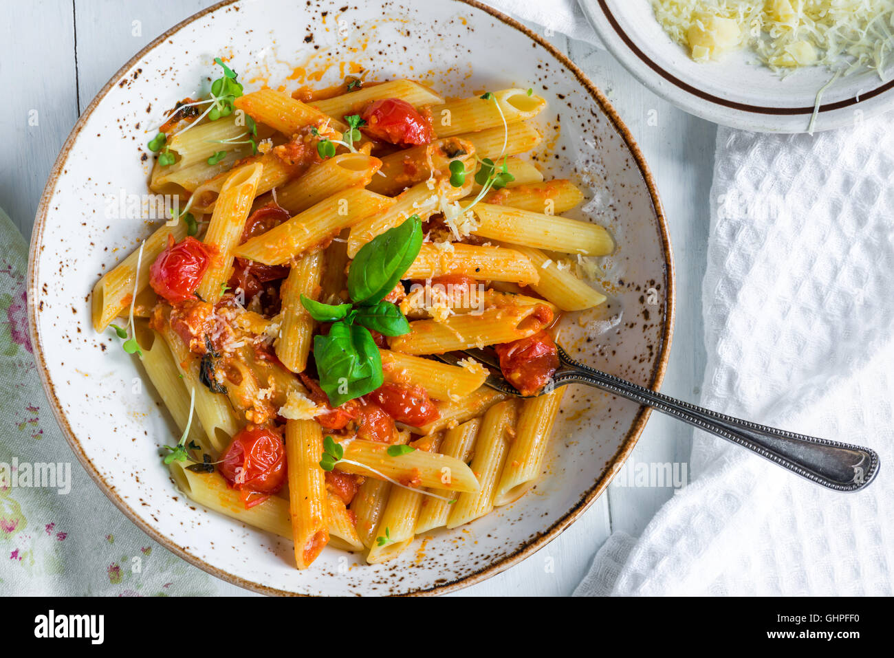 Pâtes penne avec sauce arrabbiata et tomates cerises Banque D'Images